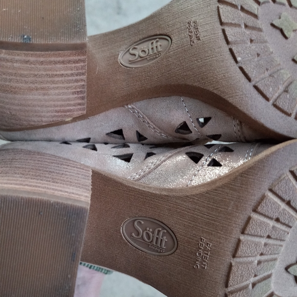 8 SÖFFT WESTWOOD 2 Metallic Gold Tan Lazer Cut Leather 2¾" Stacked Heel Booties - Picture 12 of 13